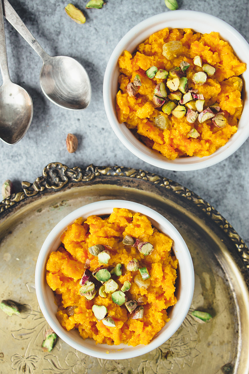 Gajar Ka Halwa è un noto dessert di carote indiano composto da carote grattugiate, burro chiarificato, latte, zucchero e noci. Infuso con cardamomo, è davvero sorprendente! | cocinartheglobe.com