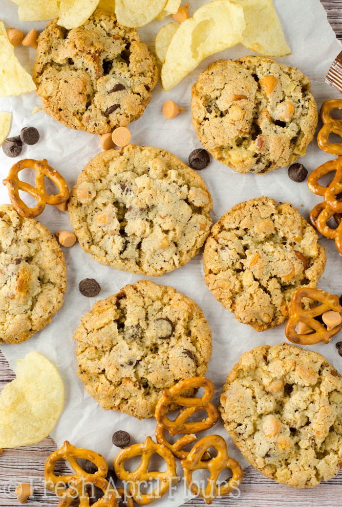 Milk Bar's Compost Cookies®: biscotti croccanti e burrosi ripieni di scaglie di caramello e gocce di cioccolato, cracker Graham, farina d'avena, chicchi di caffè, salatini e patatine fritte. Il biscotto perfetto per gli amanti dei dessert indecisi!