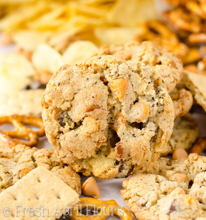 Milk Bar's Compost Cookies®: biscotti croccanti e burrosi ripieni di scaglie di caramello e gocce di cioccolato, cracker Graham, farina d'avena, chicchi di caffè, salatini e patatine fritte. Il biscotto perfetto per gli amanti dei dessert indecisi!