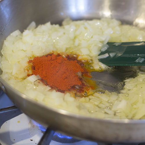 Paprika dolce aggiunta alle cipolle