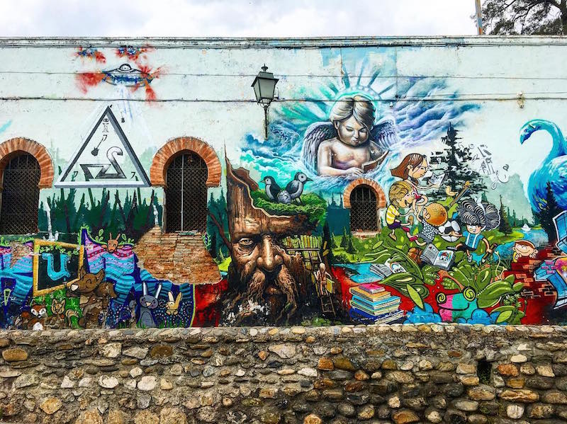 Il quartiere Realejo ospita alcune delle migliori street art di Granada, tra cui questo impressionante murale fuori dal Colegio Santo Domingo!