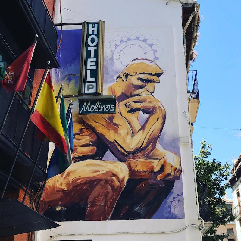 Adoriamo l'arte di strada a Granada, in particolare questa straordinaria rappresentazione di The Thinker sul lato dell'Hotel Molinos.