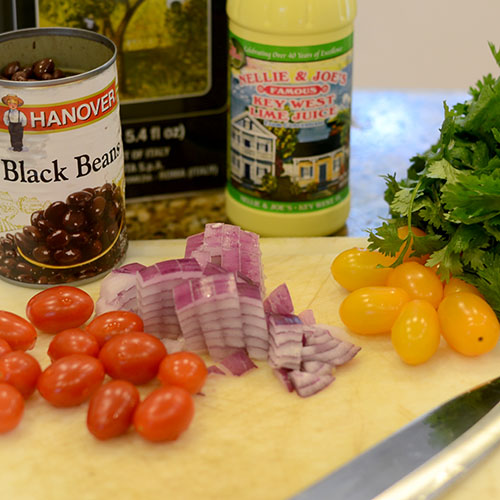 Ingredienti, fagioli neri, mais, salsa, coriandolo, succo di limone, cipolla rossa, pomodoro, olio d'oliva.