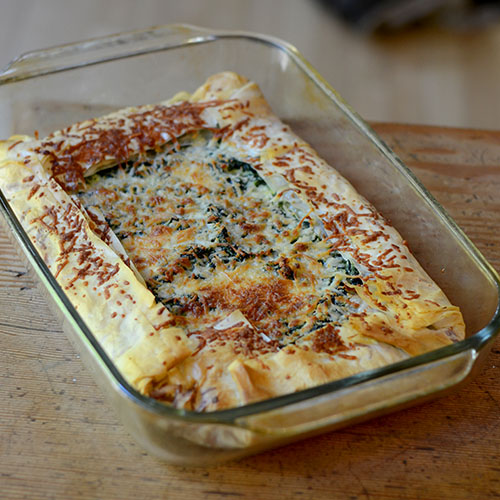 spinaci, formaggio feta, crostata, spanikopita, greco, infornare, cipolle