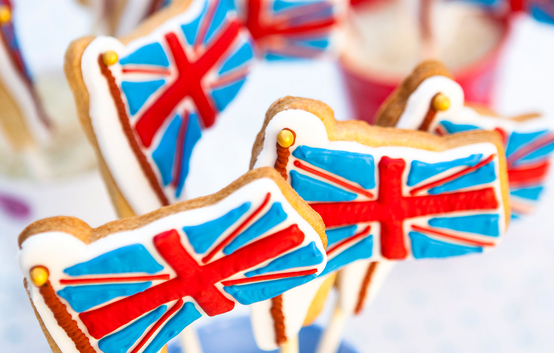 Biscotti bandiera Union Jack Perfetti per ogni festa reale, questi simpatici biscotti Union Jack sono un regalo divertente per una festa. Facile da realizzare, tutto ciò che serve è una glassa rossa, bianca e blu