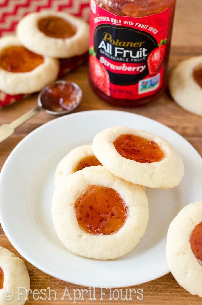 Biscotti per le impronte digitali: biscotti di pasta frolla al burro ripieni di una pozzanghera fruttata di marmellata o gelatina.