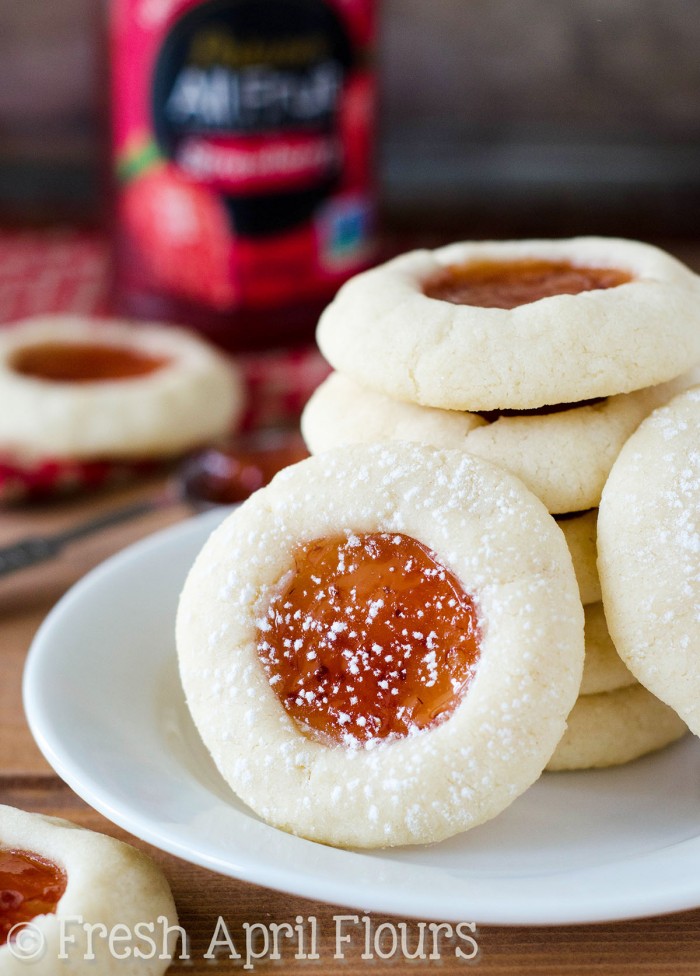 Biscotti per le impronte digitali: biscotti di pasta frolla al burro ripieni di una pozzanghera fruttata di marmellata o gelatina.