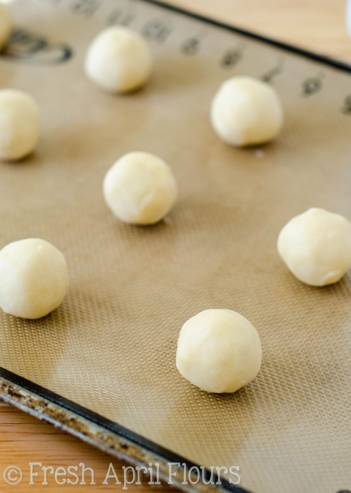 Biscotti per le impronte digitali: biscotti di pasta frolla al burro ripieni di una pozzanghera fruttata di marmellata o gelatina.