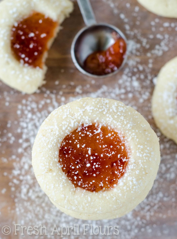 Biscotti per le impronte digitali: biscotti di pasta frolla al burro ripieni di una pozzanghera fruttata di marmellata o gelatina.
