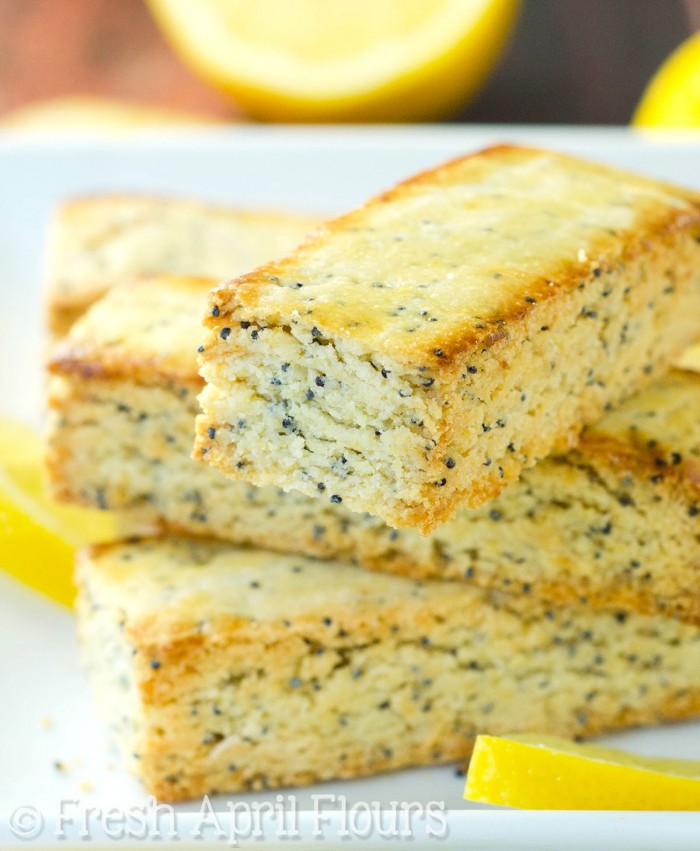 Pan di Spagna al limone e papavero: cupcakes luminosi e solari con la quantità perfetta di scricchiolio all'esterno e un centro tenero e gustoso.