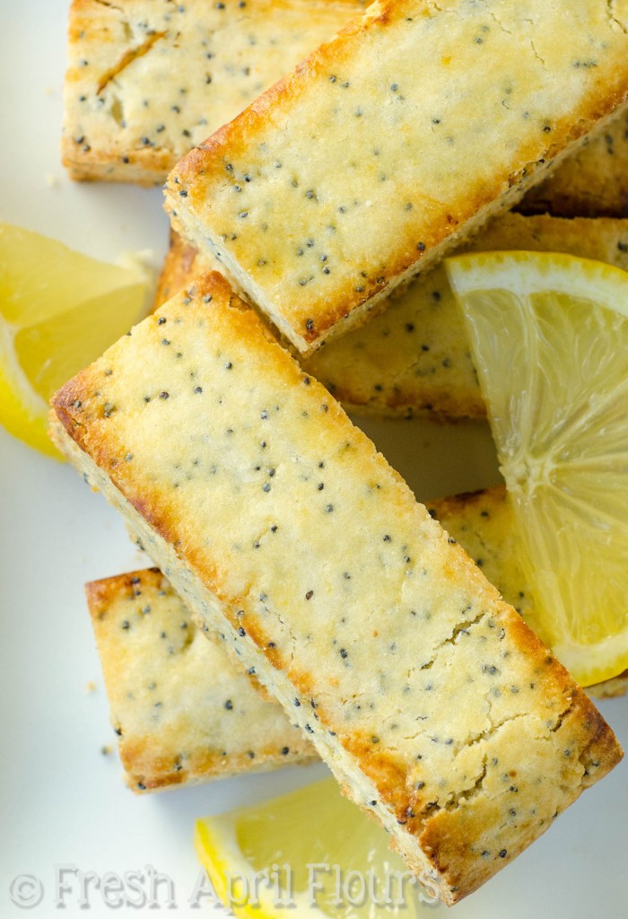 Torta di semi di papavero e spugna al limone: cupcakes luminosi e solari con la quantità perfetta di scricchiolio all'esterno e un centro tenero e gustoso.