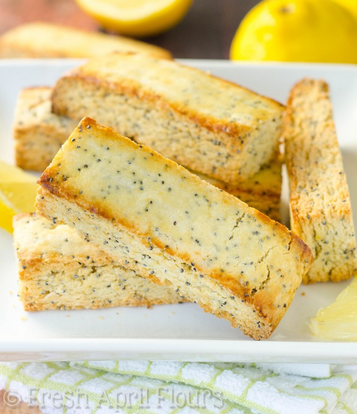 Torta di semi di papavero e spugna al limone: cupcakes luminosi e solari con la quantità perfetta di scricchiolio all'esterno e un centro tenero e gustoso.