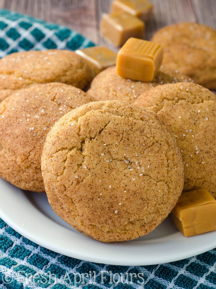 Snickerdood ripieni al caramello salato: classici biscotti ripieni di caramello riempiti di sale marino. Un fantastico aggiornamento per gli amanti dolci e salati del mondo dei biscotti!