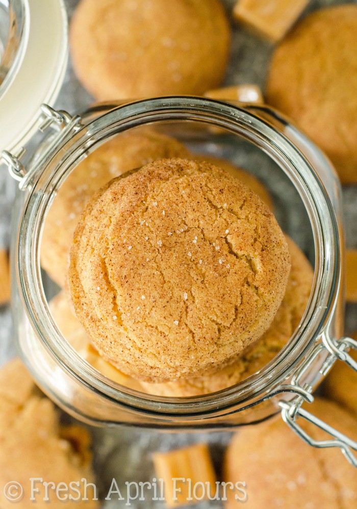 Snickerdood ripieni al caramello salato - Biscotti classici con ripieno di caramello riempiti di sale marino. Un fantastico aggiornamento per gli amanti dolci e salati del mondo dei biscotti!