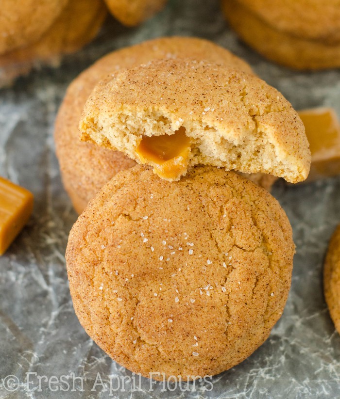 Snickerdood ripieni di caramello salato: classici biscotti ripieni di caramello riempiti di sale marino. Un fantastico aggiornamento per gli amanti dolci e salati del mondo dei biscotti!