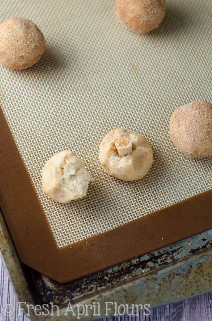Snickerdood ripieni di caramello salato: classici biscotti ripieni di caramello riempiti di sale marino. Un fantastico aggiornamento per gli amanti dolci e salati del mondo dei biscotti!