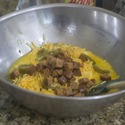 Salsiccia di pollo Chipotle aggiunta al mix di formaggi all'uovo Salsiccia di pollo Chipotle aggiunta al mix di formaggi all'uovo