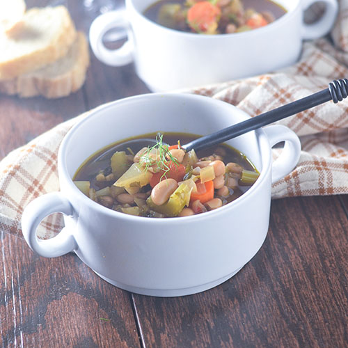 Zuppa di fagioli bianchi di verdure 