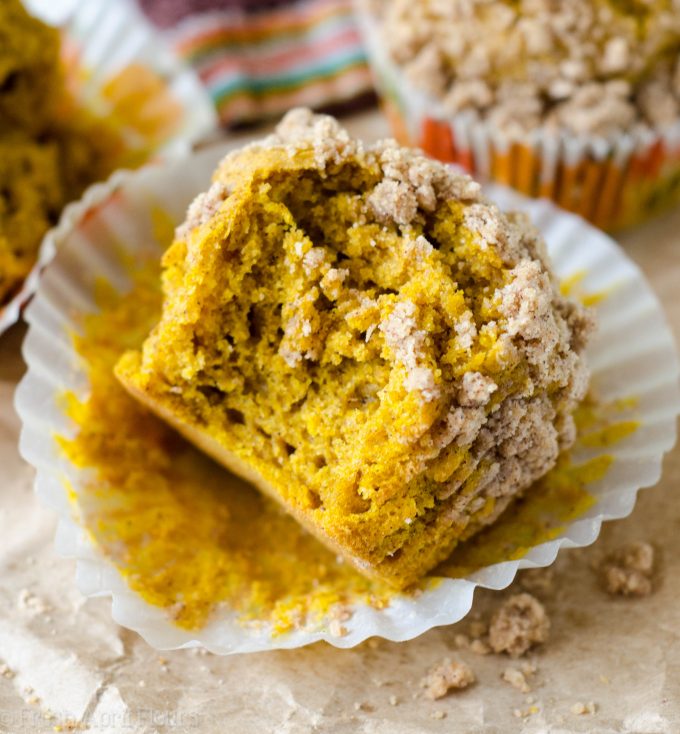 Muffin alla zucca di Streusel: muffin umidi, teneri fatti con vera zucca e tutti i caldi sapori dell'autunno, conditi con un irresistibile streusel di spezie di zucca.