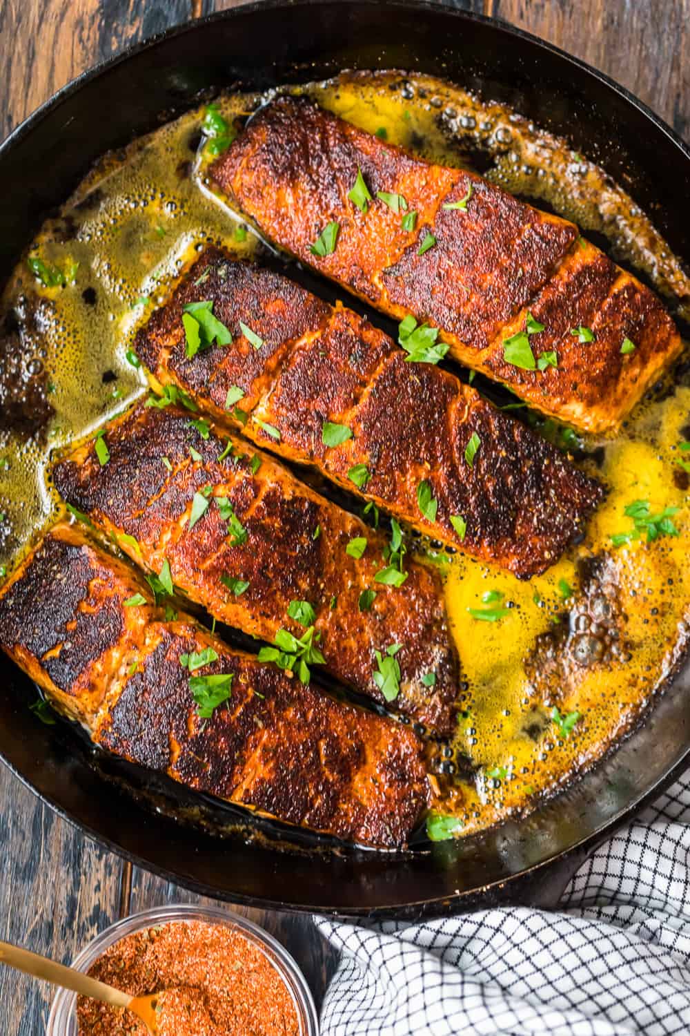 salmone annerito in padella