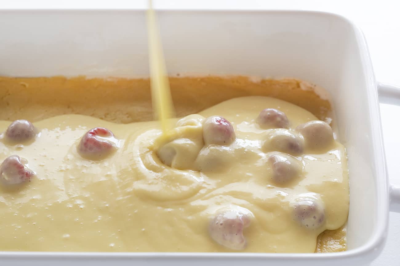 Versare il composto di crema di formaggio al limone sulla torta al limone