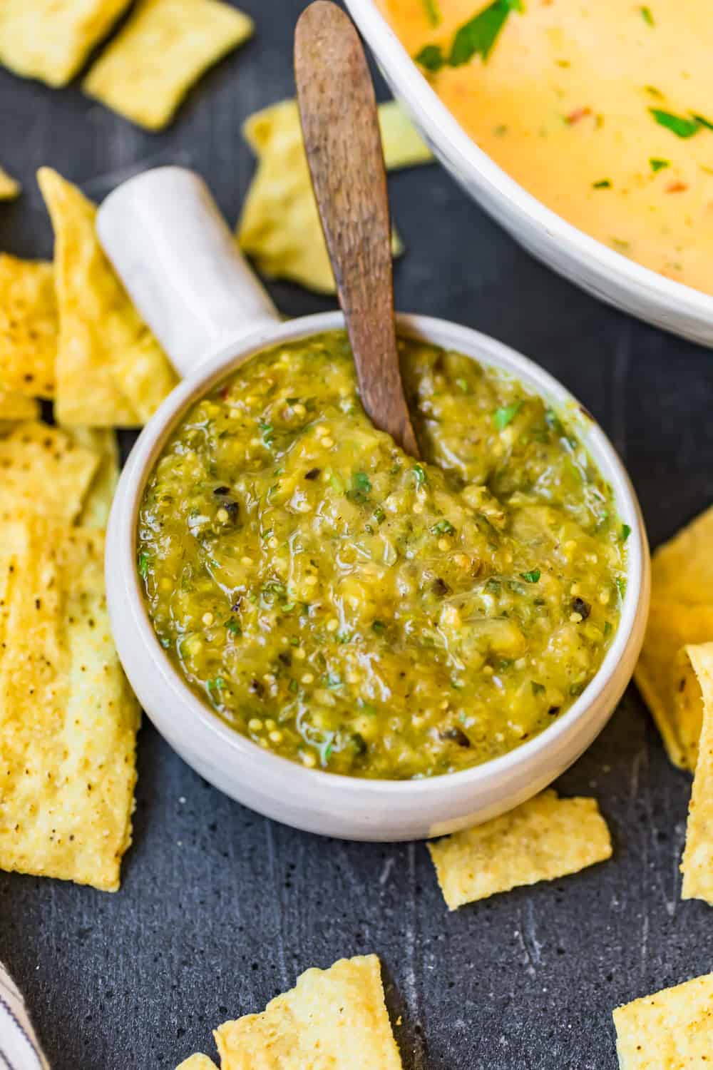 Ripresa aerea della ciotola di salsa verde