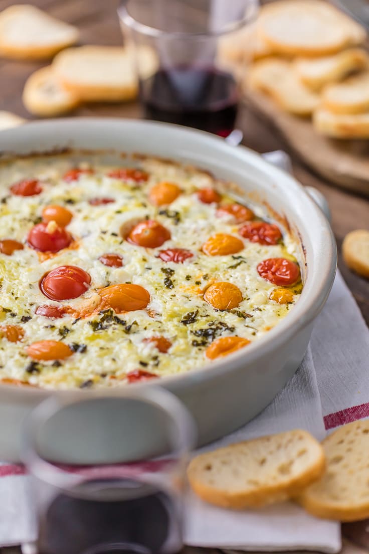 un plato de salsa de queso sobre una mesa con pan tostado