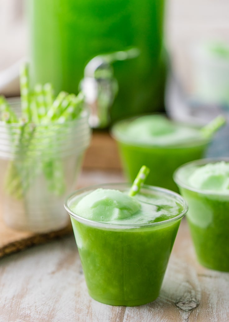 bebidas verdes del día de San Patricio en vasos de plástico
