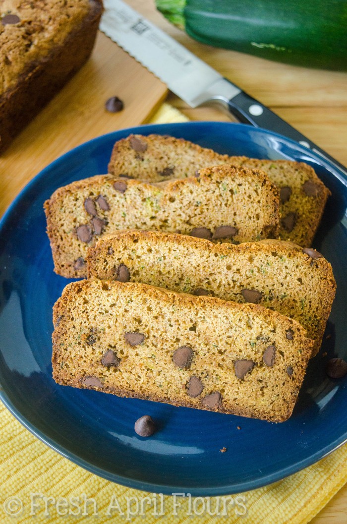 Pane al cioccolato con zucchine: perfettamente aromatizzato, perfettamente zuccherato e un ottimo modo per usare le zucchine estive (o le zucchine congelate in qualsiasi momento dell'anno)! La ricetta prevede una pagnotta o 12 rotoli.