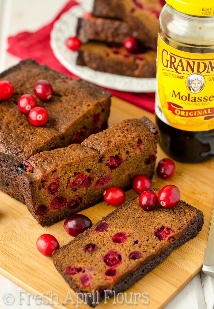Pan di zenzero al mirtillo rosso: pane veloce e tenero, perfettamente costellato di mirtilli succosi e aspri. Perfetto per il Ringraziamento, Natale o qualsiasi altro giorno in mezzo!