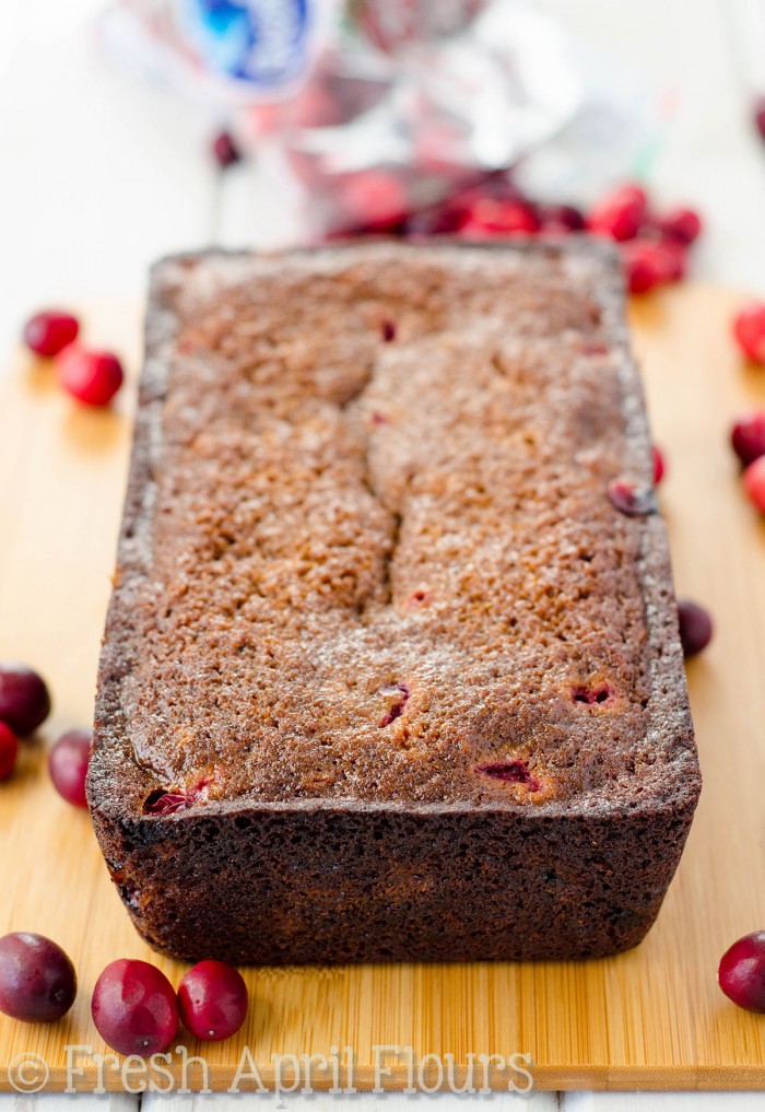 Pan di zenzero al mirtillo rosso: pane veloce e tenero, perfettamente costellato di mirtilli succosi e aspri. Perfetto per il Ringraziamento, Natale o qualsiasi altro giorno in mezzo!