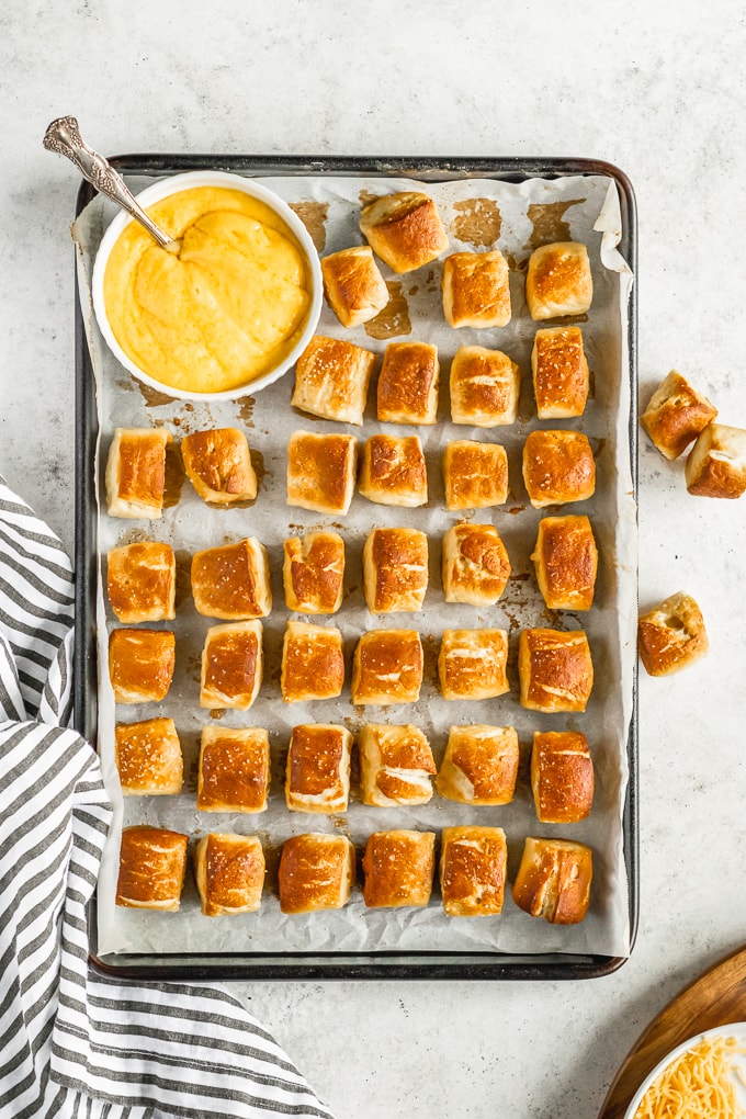 Morsi pretzel morbidi sono il cibo perfetto per le feste! CHIUNQUE può realizzare questa semplice ricetta di snack pretzel e TUTTI li adoreranno! Avevo paura di farlo, ma si sono rivelati buoni ed erano in realtà super facili. VINCERE! Adoro la consistenza e il sapore di questi morsi pretzel fatti in casa e adoro immergerli in TUTTE le salse.