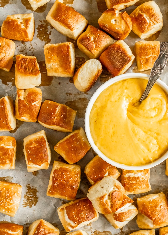 Morsi pretzel morbidi sono il cibo perfetto per le feste! CHIUNQUE può realizzare questa semplice ricetta di snack pretzel e TUTTI li adoreranno! Avevo paura di farlo, ma si sono rivelati buoni ed erano in realtà super facili. VINCERE! Adoro la consistenza e il sapore di questi morsi pretzel fatti in casa e adoro immergerli in TUTTE le salse.