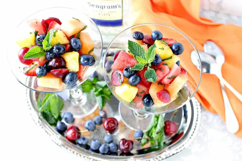 Fresco, rinfrescante e un po 'preso a calci! Questo cocktail alla frutta Boozy è il dessert estivo perfetto per oltre 21 persone! - Renee's Kudos Kitchen Cocktail di frutta con gin e menta