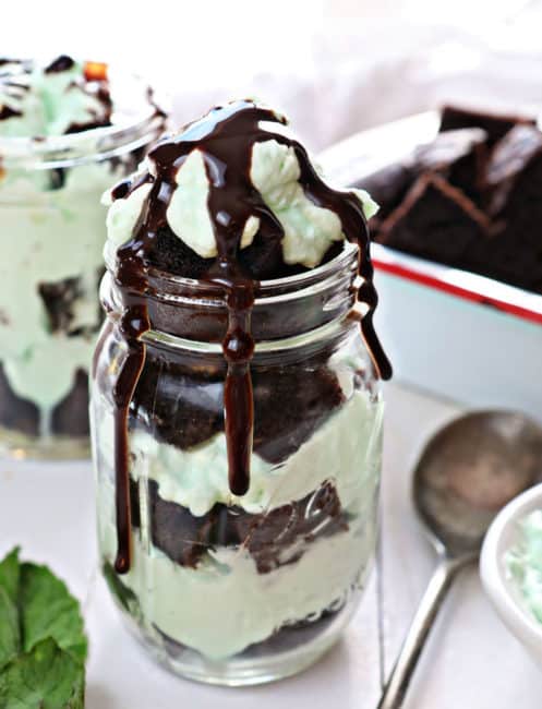 Mason Jar Peppermint Chocolate Treats rociado en chocolate
