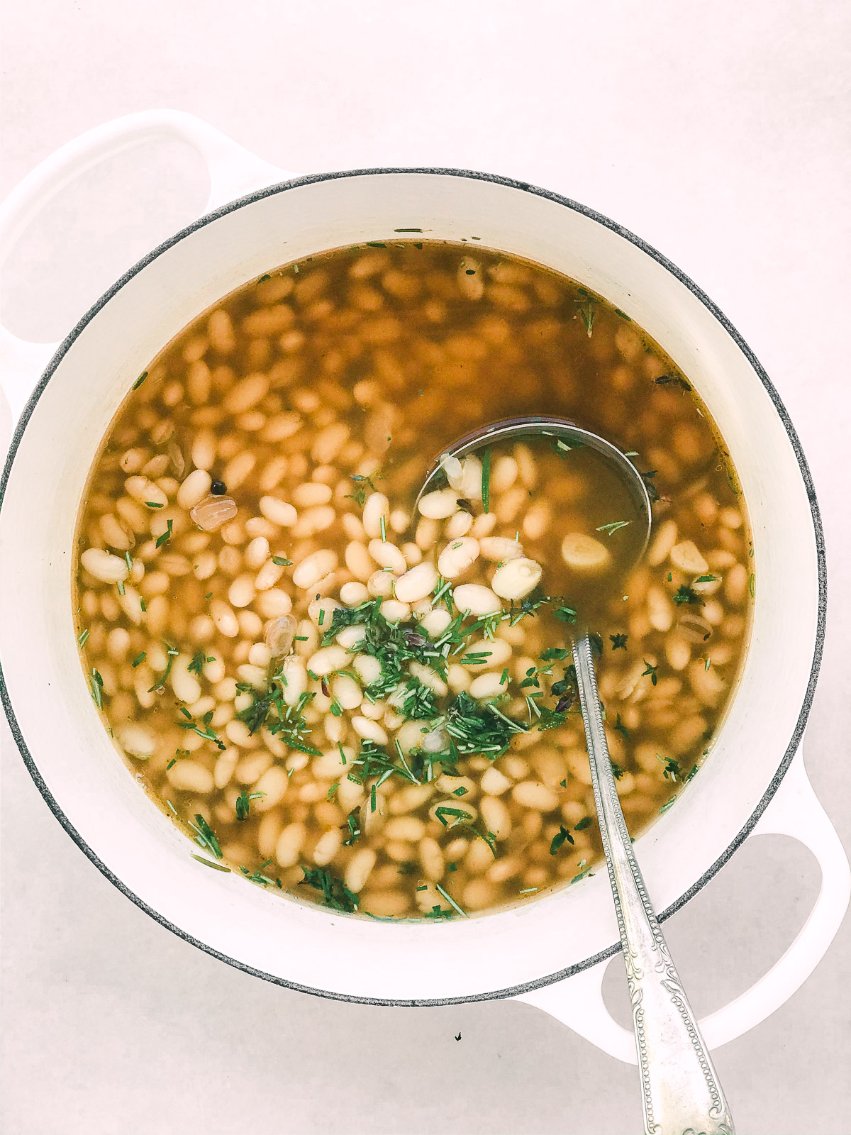 Fagioli nordici cotti in un brodo aromatico