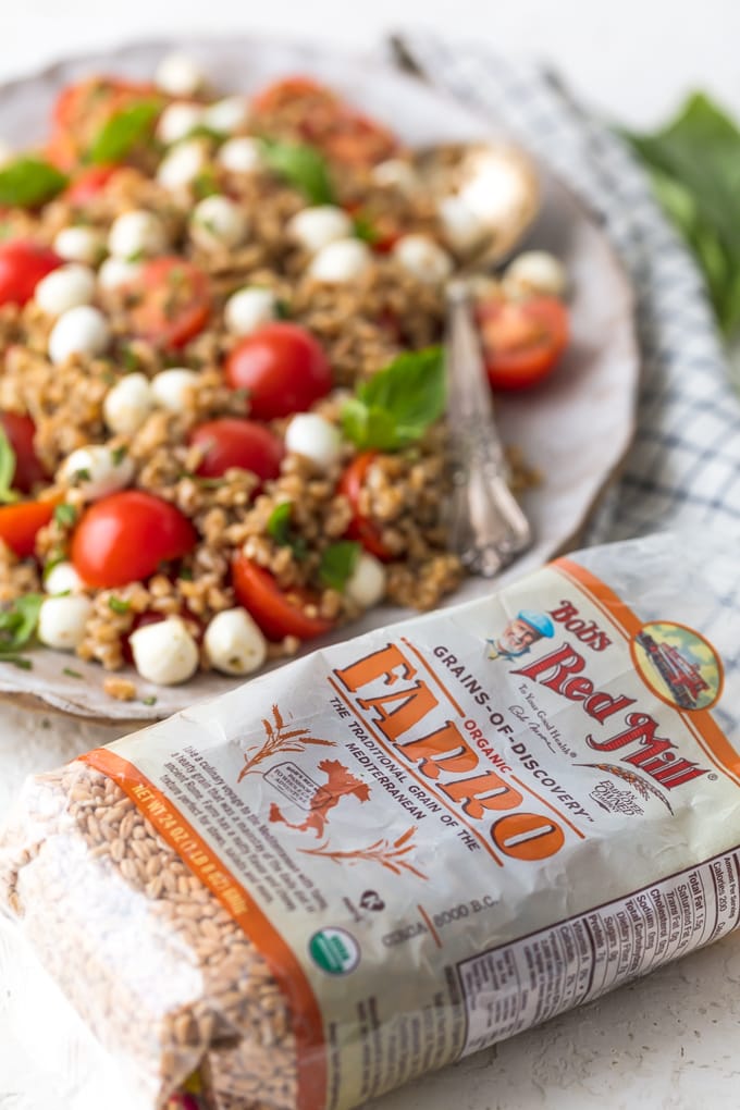 L'insalata Caprese Farro è un contorno sano che sicuramente piacerà a tutti i membri della famiglia. L'insalata Caprese con Farro è il nostro modo preferito di gustare i migliori sapori; pomodori, mozzarella, basilico e balsamico. Il farro è un grano così facile e buono da preparare che si adatta a quasi tutti i piatti principali. Questa ricetta fresca di insalata Caprese Farro è l'insalata o il cibo estivo perfetto!