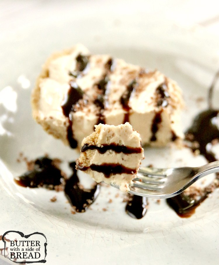 La torta di burro di arachidi congelata è fredda, cremosa e facile da preparare con solo cinque ingredienti. Questa ricetta di torta al burro di arachidi non cotta è un dessert preferito dalla famiglia che richiede solo pochi minuti!