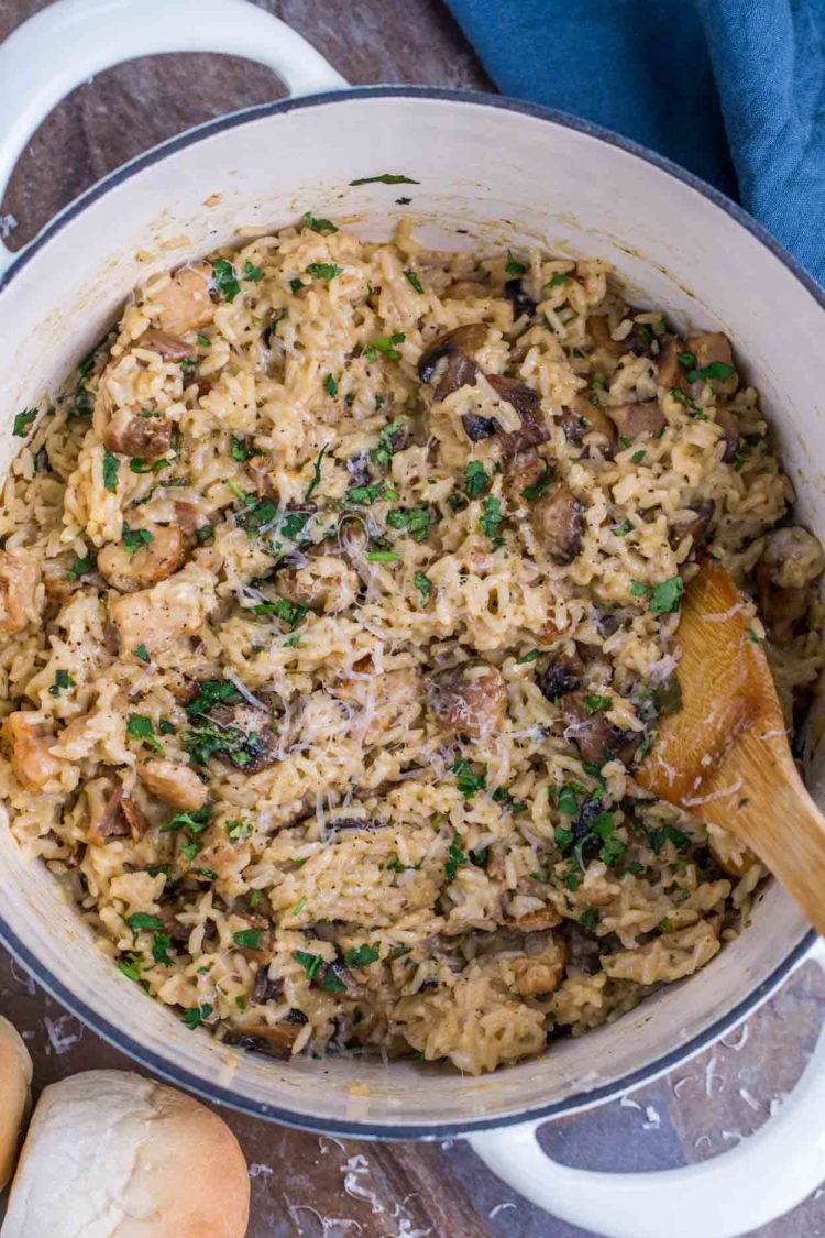 Riso al pollo con formaggio in forno olandese con funghi, pollo e formaggio conditi con verdure fresche.
