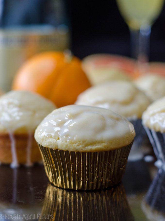 Muffin Mimosa glassati - I muffin agli agrumi fatti con una riduzione dello champagne e conditi con una glassa all'arancia ubriaca sono il modo più dolce per ottenere la tua dose di mimosa.