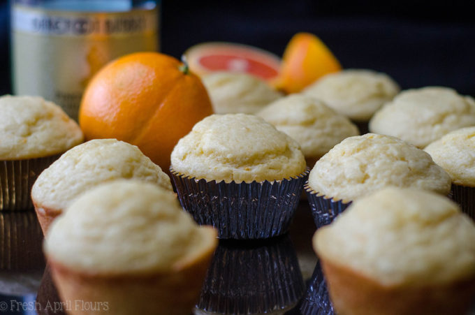 Muffin Mimosa glassati - I muffin agli agrumi fatti con una riduzione dello champagne e conditi con una glassa all'arancia ubriaca sono il modo più dolce per ottenere la tua dose di mimosa.