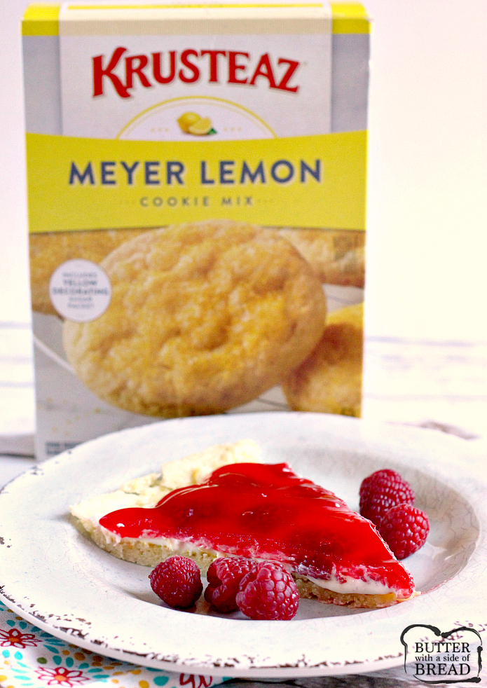 La pizza al limone e lampone è fatta con una crosta di biscotti allo zucchero al limone condita con uno strato di crema di formaggio, lamponi freschi e una deliziosa glassa di lamponi! Questa ricetta per la pizza alla frutta è molto semplice da preparare usando un mix di biscotti al limone e la glassa è fatta con gelatina di lamponi!