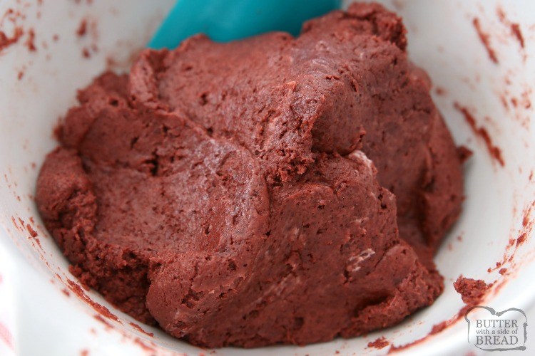 Palline di velluto rosso Oreo realizzate con soli 3 ingredienti e perfette per San Valentino! Fatto in pochi minuti e così delizioso, nessuno può immaginare che siano fatti con i biscotti Oreo!