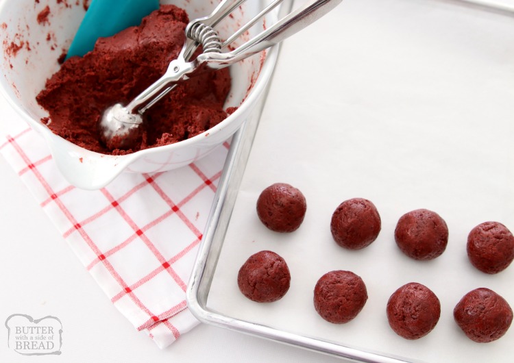 Palline di velluto rosso Oreo realizzate con soli 3 ingredienti e perfette per San Valentino! Fatto in pochi minuti e così delizioso, nessuno può immaginare che siano fatti con i biscotti Oreo!