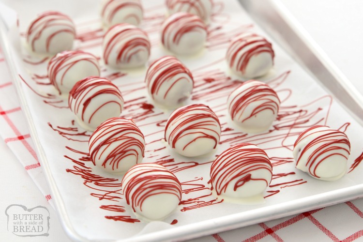 Palline di velluto rosso Oreo realizzate con soli 3 ingredienti e perfette per San Valentino! Fatto in pochi minuti e così delizioso, nessuno può immaginare che siano fatti con i biscotti Oreo!