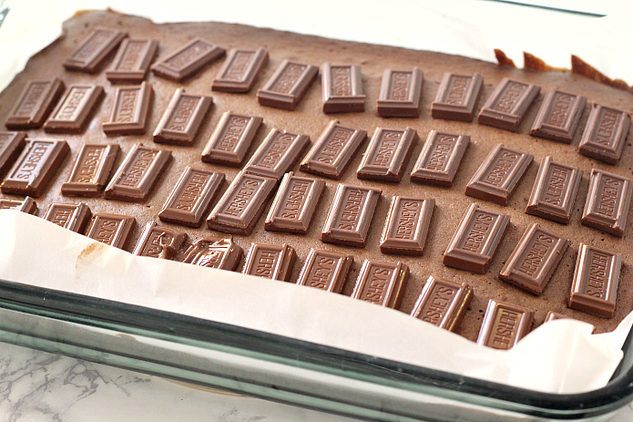 Ricetta Easy Brownie con soli 5 ingredienti e poi condita con Hershey Bar per la glassa più semplice. Questo dolce al cioccolato è il classico preferito e questa è di gran lunga la ricetta per brownie più semplice che abbia mai fatto senza usare una miscela! 