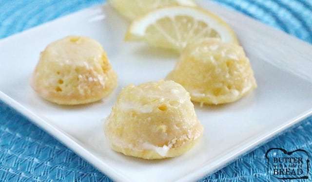 I mini cupcake glassati Little Lemon Drop sono deliziosi bocconcini che iniziano con un mix di torte al limone! La facile glassa al limone inzuppa i mini cupcakes invertiti ed è una ricetta semplice e incredibilmente deliziosa per il mix di torte al limone!