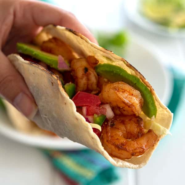 Tacos di gamberi con avocado e salsa