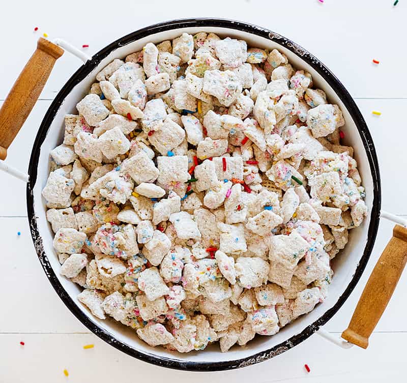 Pastel de cumpleaños Puppy Chow en un tazón
