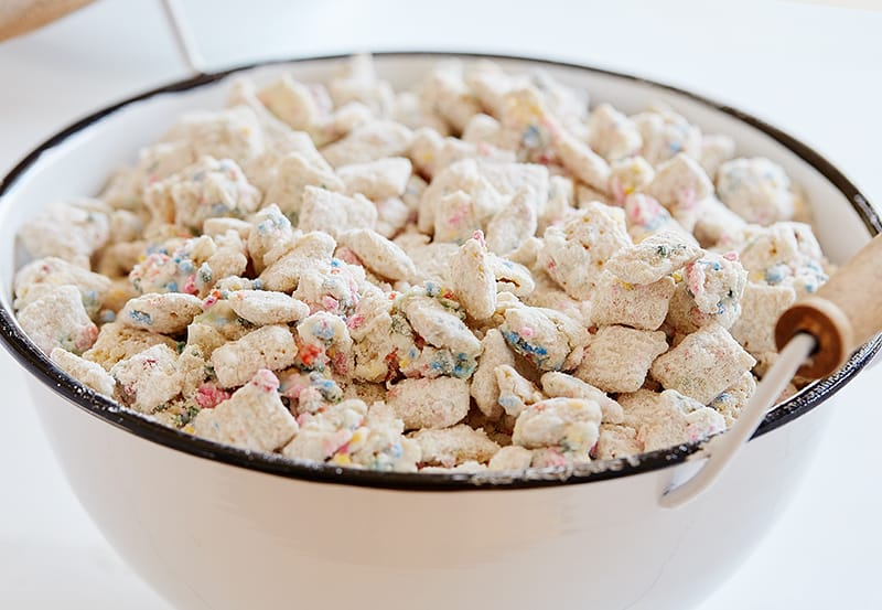 Pastel de cumpleaños Puppy Chow Receta en un tazón
